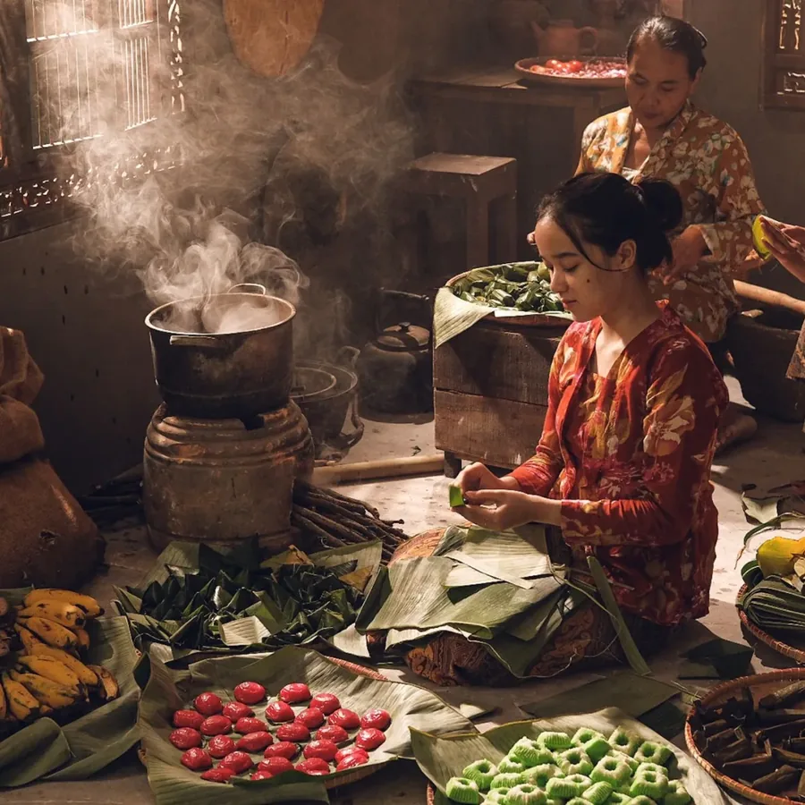 Ly trà trái cây trên bàn gỗ